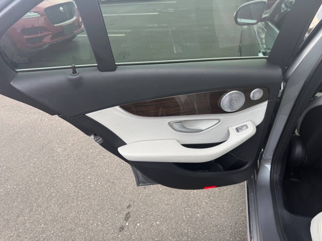 2015 Mercedes-Benz C-Class Image 24