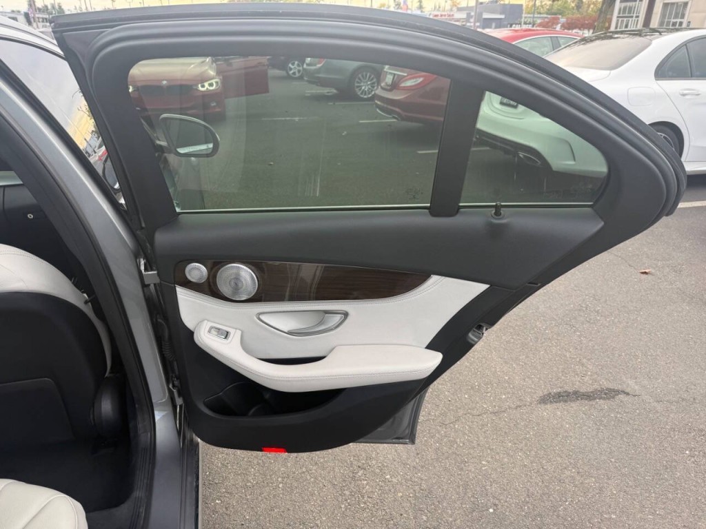 2015 Mercedes-Benz C-Class Image 33