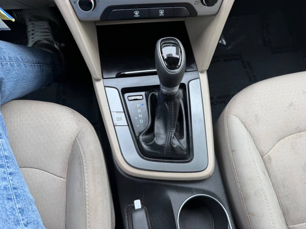 2017 Hyundai Elantra Image 18