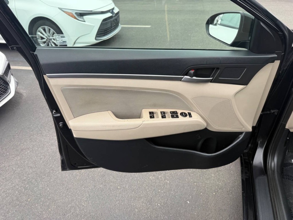 2017 Hyundai Elantra Image 20