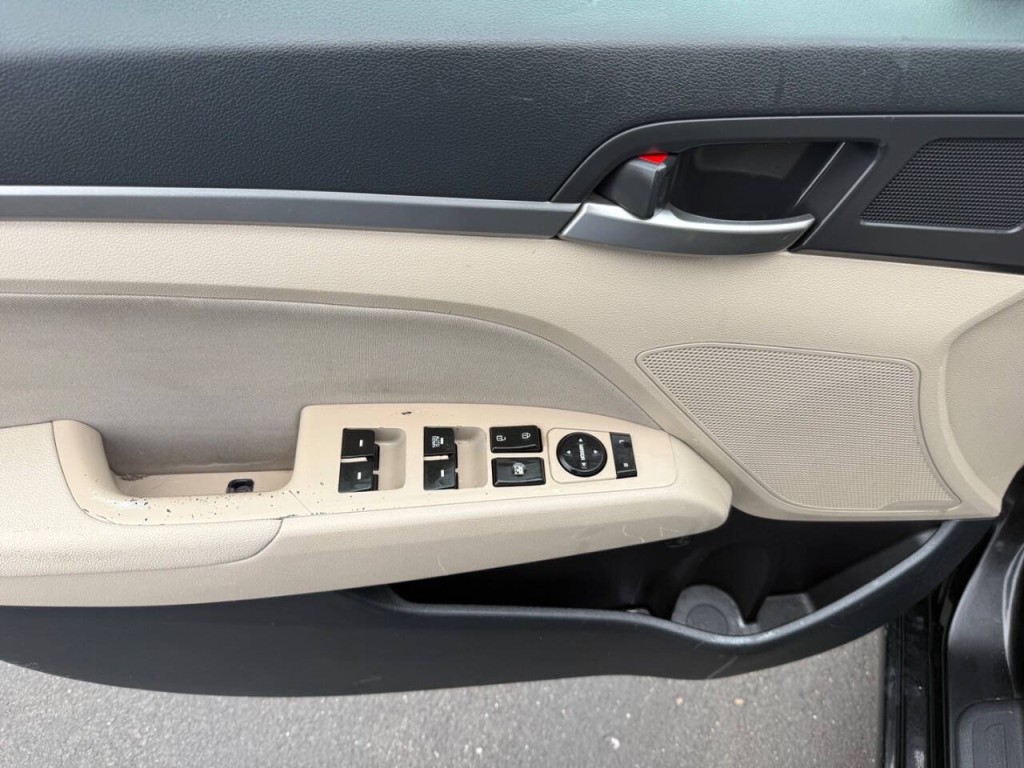 2017 Hyundai Elantra Image 21