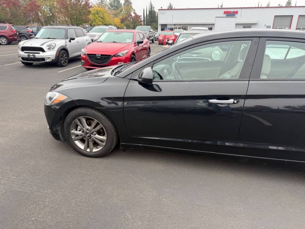 2017 Hyundai Elantra Image 30