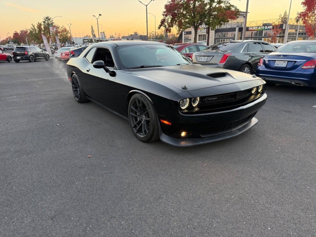 2017 Dodge Challenger Image 4