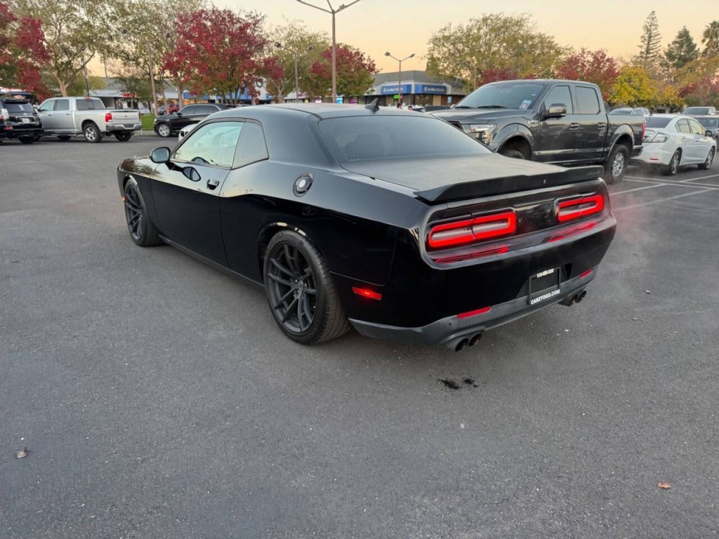 2017 Dodge Challenger Image 8