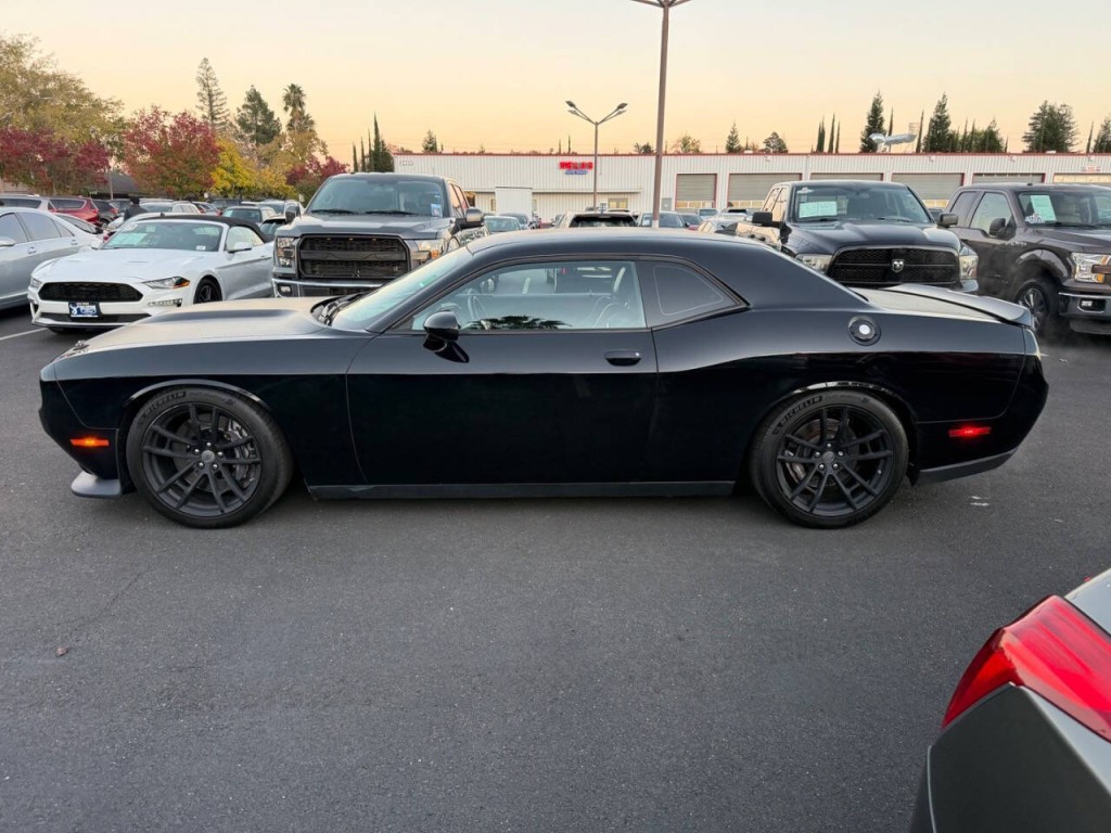 2017 Dodge Challenger Image 9