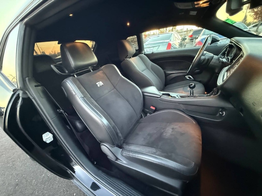 2017 Dodge Challenger Image 10
