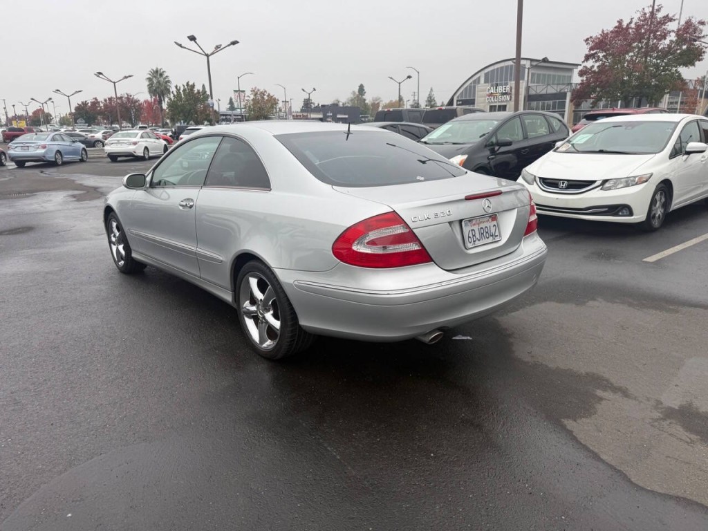 2004 Mercedes-Benz CLK-Class Image 8