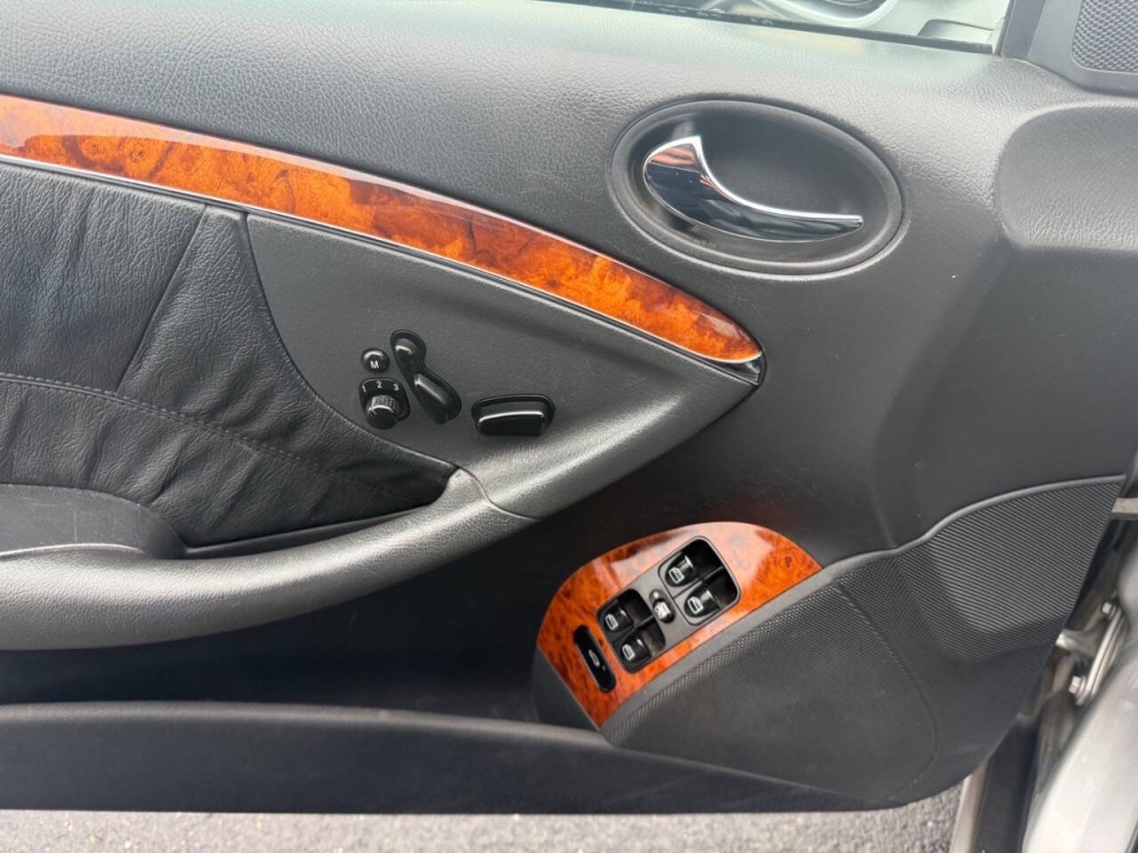 2004 Mercedes-Benz CLK-Class Image 22