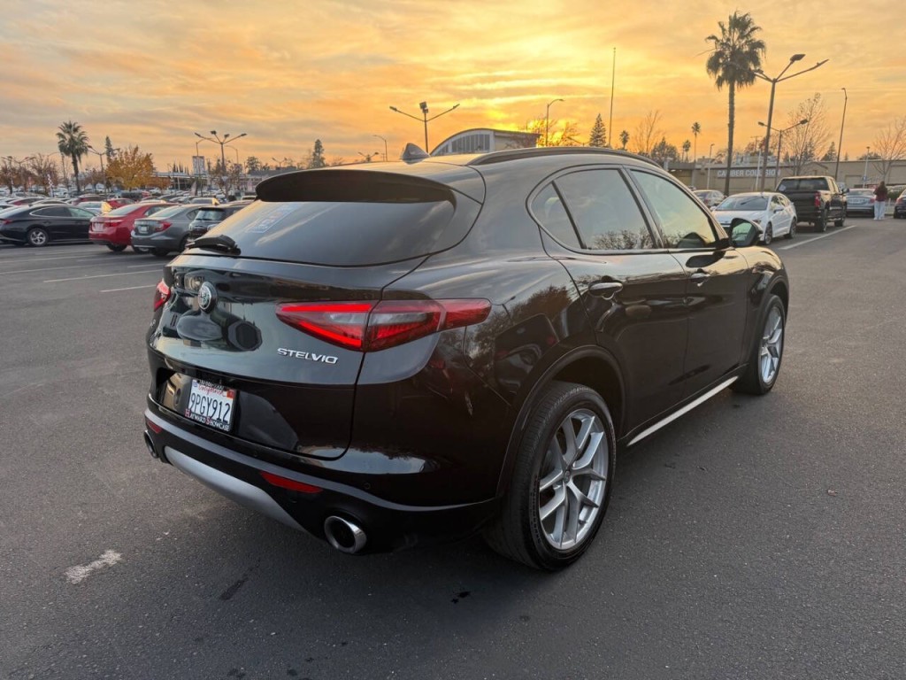 2018 Alfa Romeo Stelvio Image 5