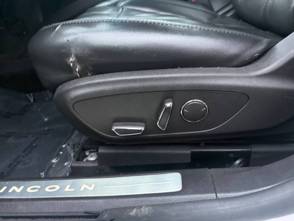 2013 Lincoln MKZ Image 24