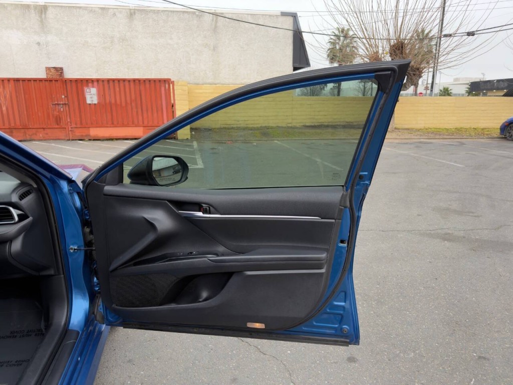 2019 Toyota Camry Image 14