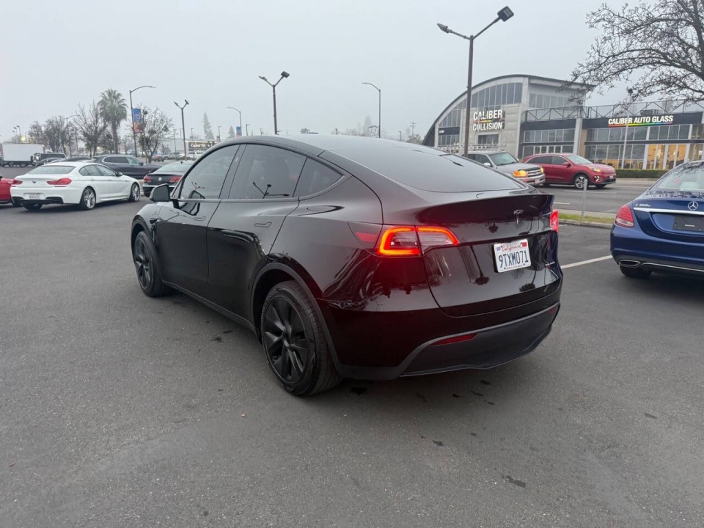2024 Tesla Model Y Image 7
