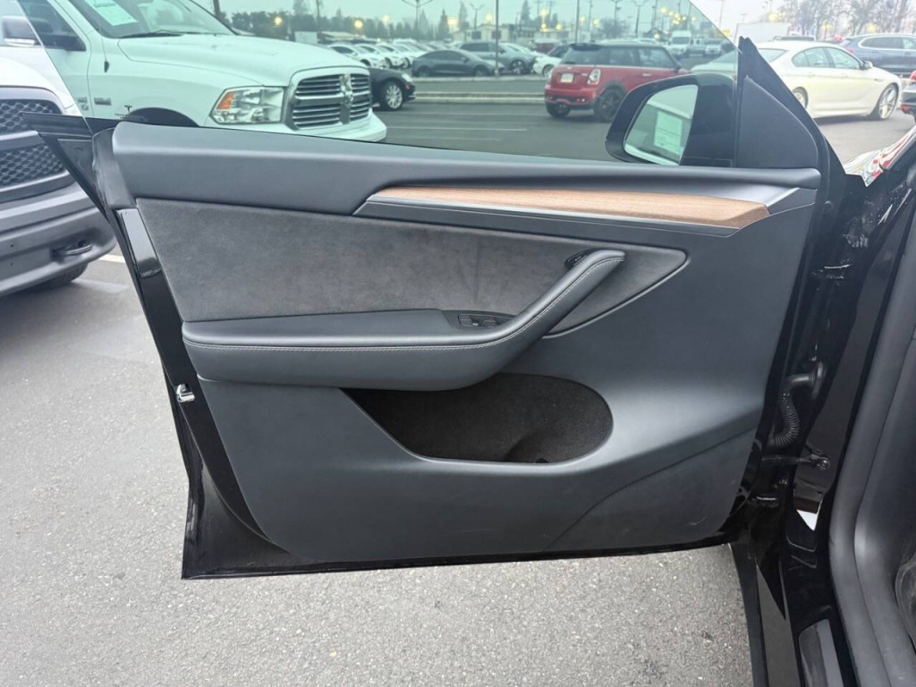 2024 Tesla Model Y Image 19