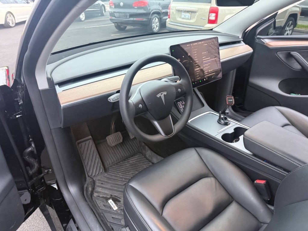 2024 Tesla Model Y Image 21