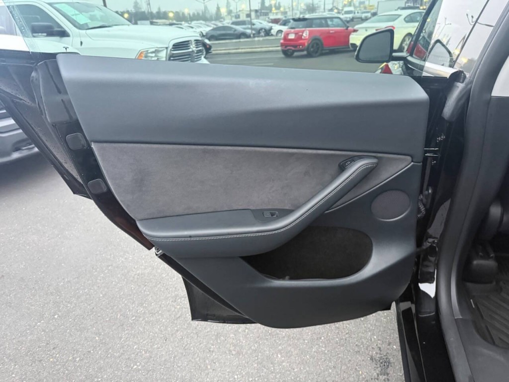 2024 Tesla Model Y Image 23