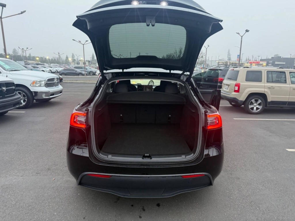 2024 Tesla Model Y Image 24
