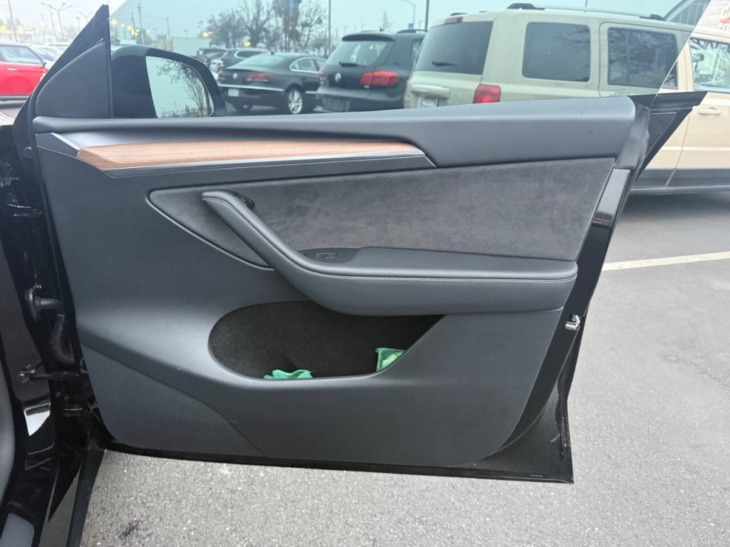 2024 Tesla Model Y Image 26