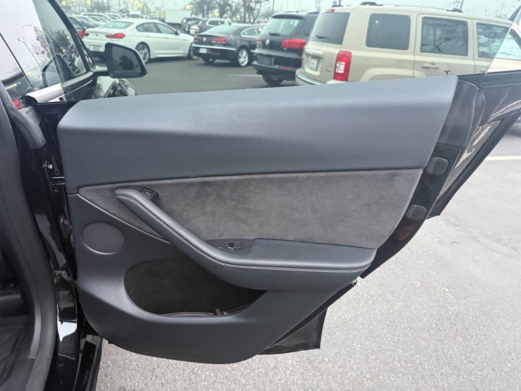 2024 Tesla Model Y Image 27