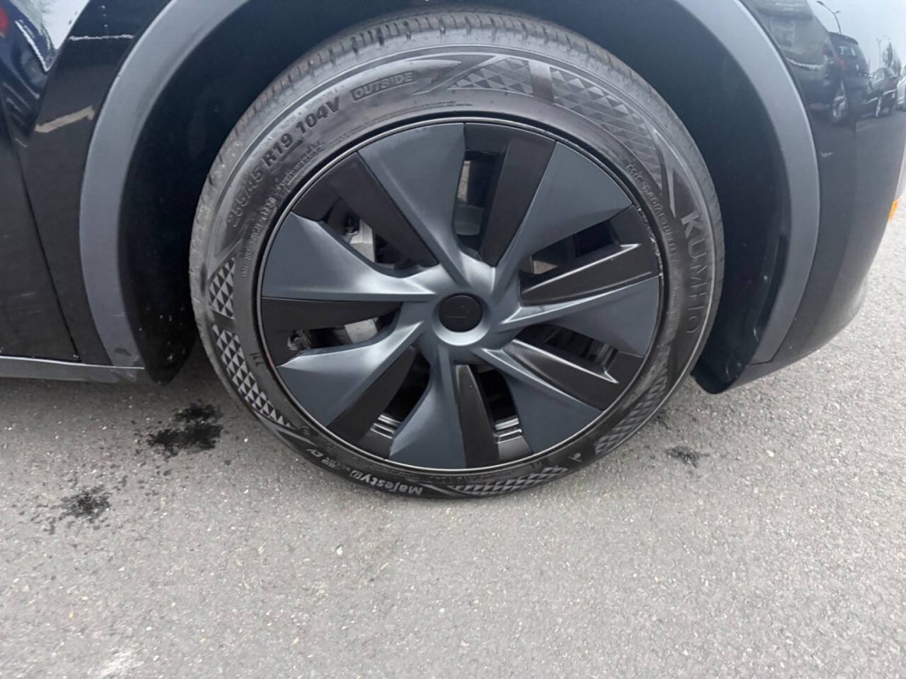 2024 Tesla Model Y Image 30