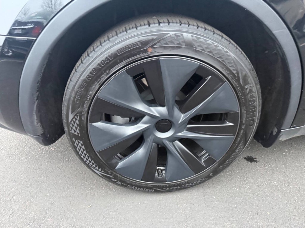 2024 Tesla Model Y Image 31