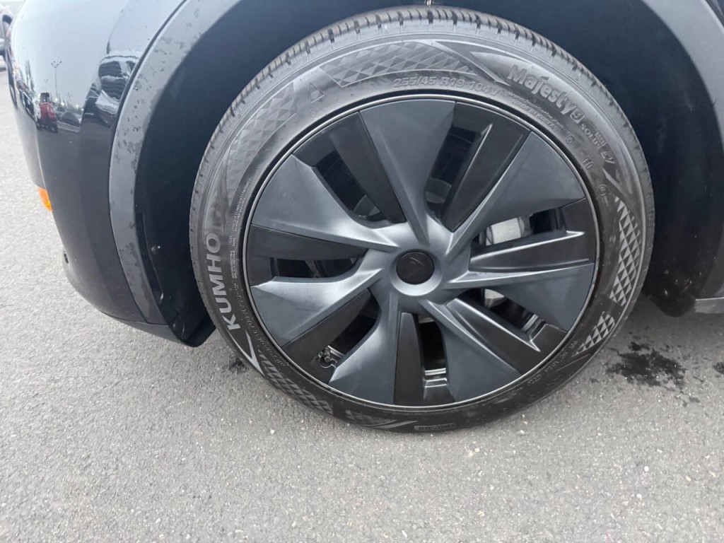 2024 Tesla Model Y Image 32