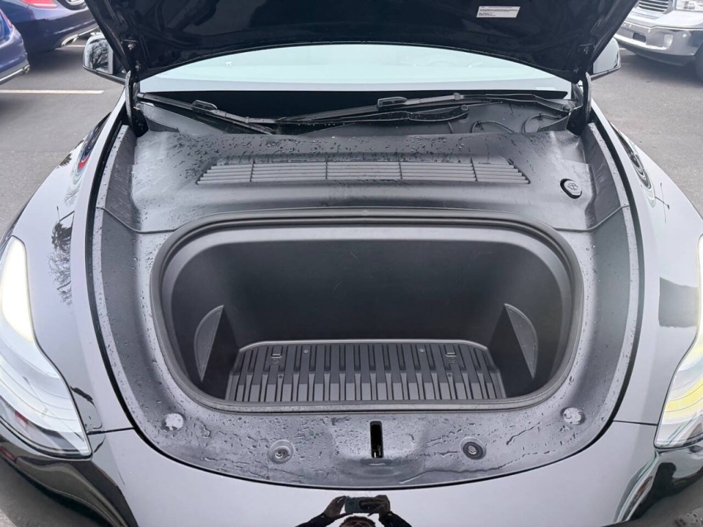 2024 Tesla Model Y Image 37