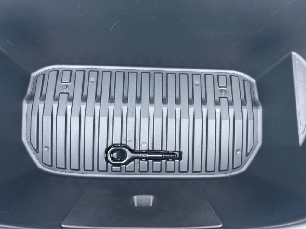 2024 Tesla Model Y Image 38