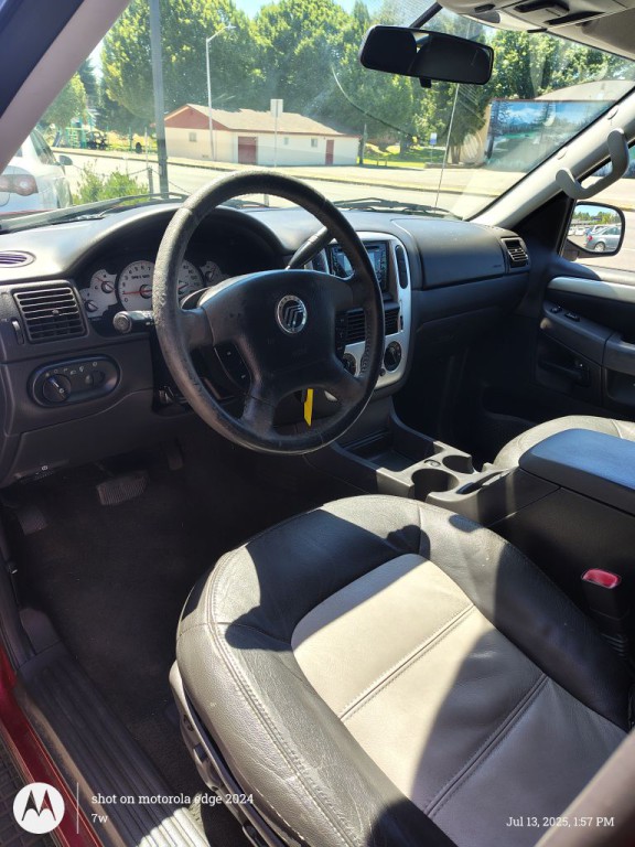 2005 Mercury Mountaineer Image 2