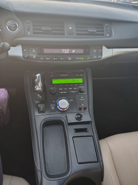 2011 Lexus CT 200h Image 9