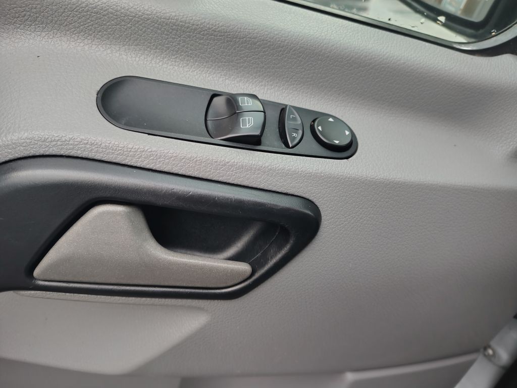 2011 Mercedes-Benz Sprinter Image 12