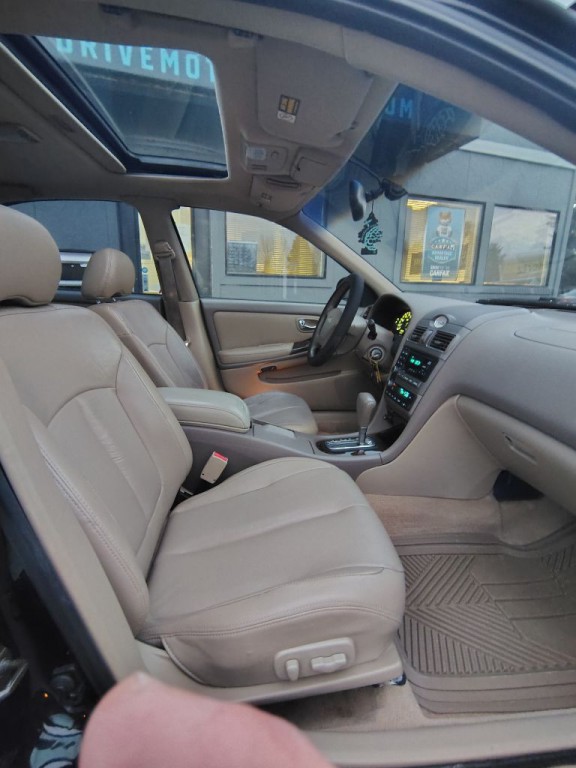 2001 INFINITI I30 Image 2