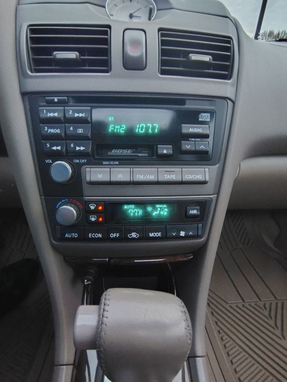 2001 INFINITI I30 Image 3