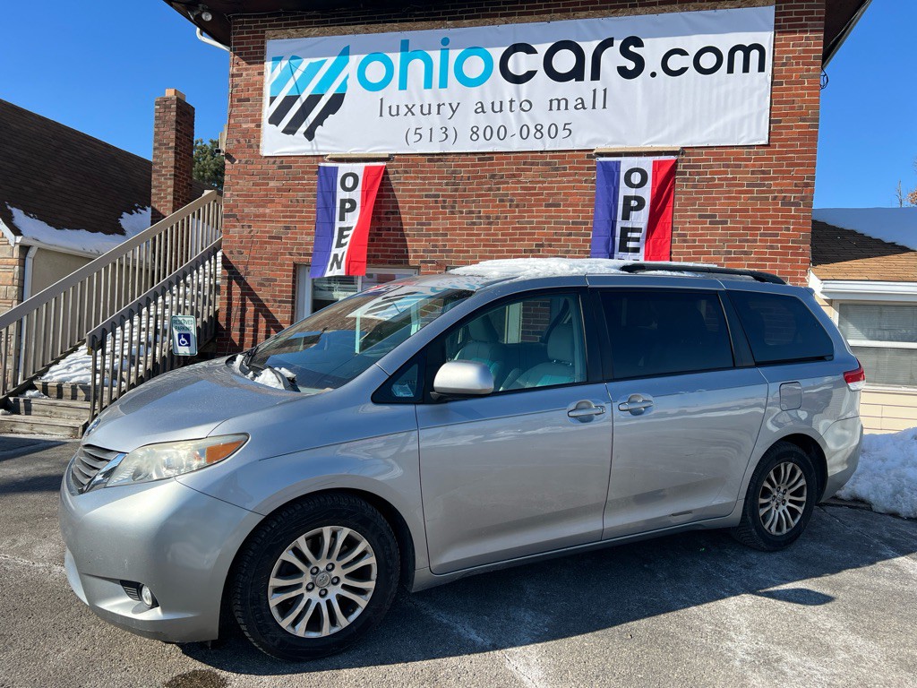 2011 Toyota Sienna Image 2