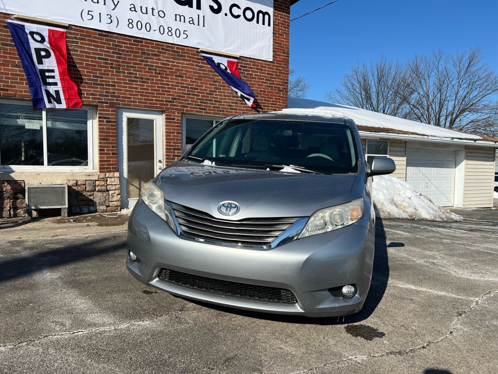 2011 Toyota Sienna Image 3