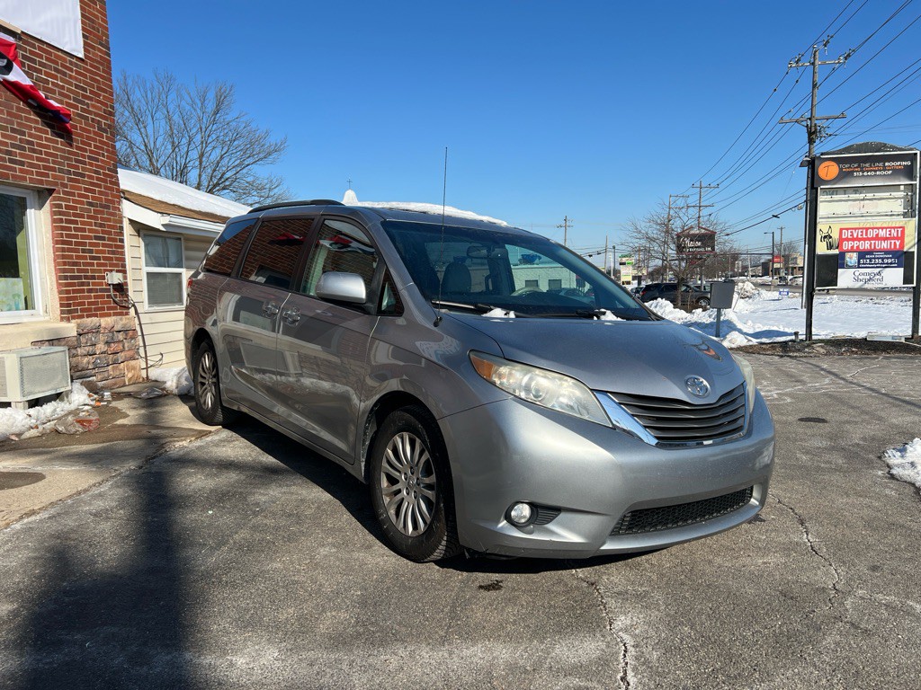 2011 Toyota Sienna Image 4