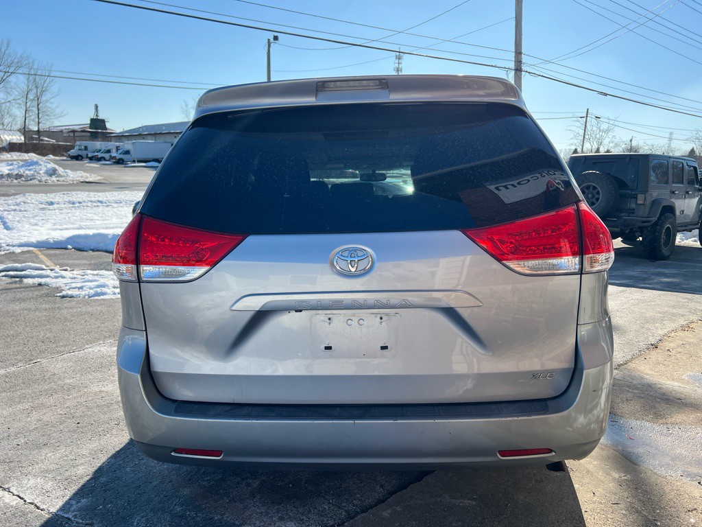 2011 Toyota Sienna Image 5