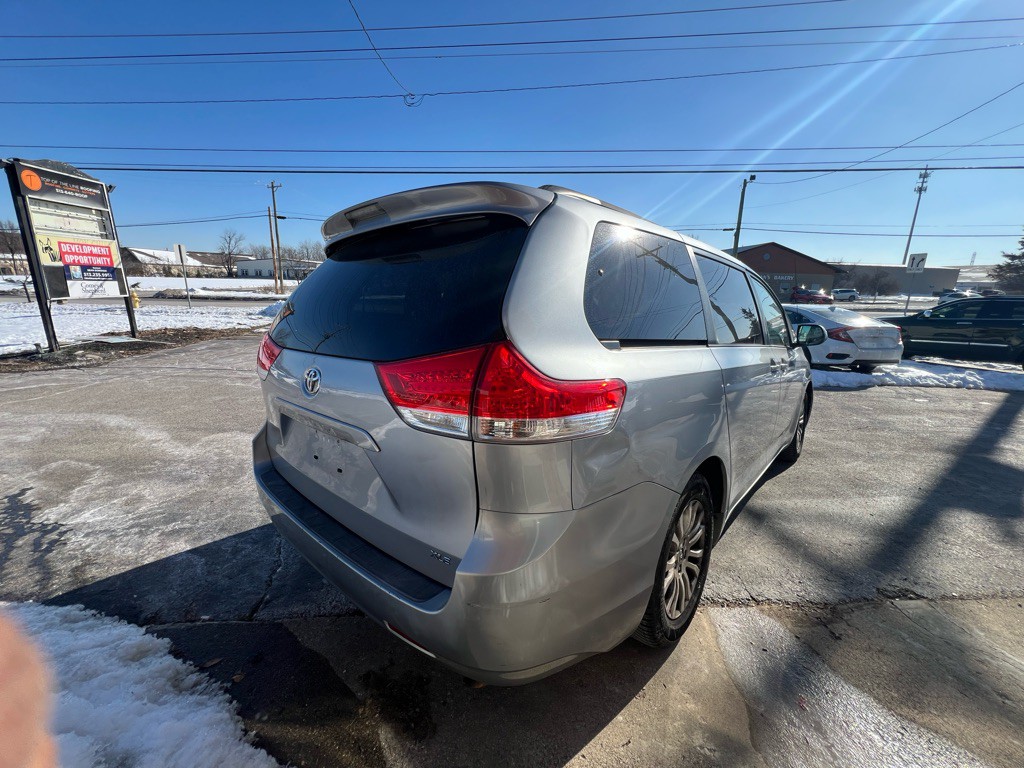 2011 Toyota Sienna Image 6