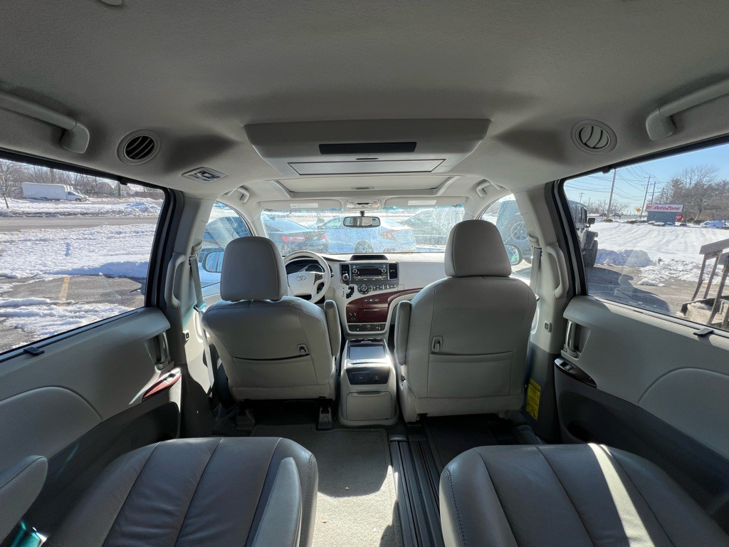2011 Toyota Sienna Image 7