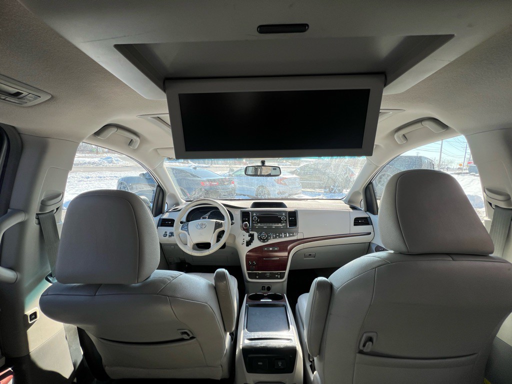 2011 Toyota Sienna Image 8