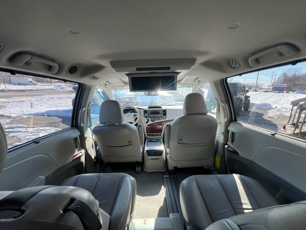2011 Toyota Sienna Image 9