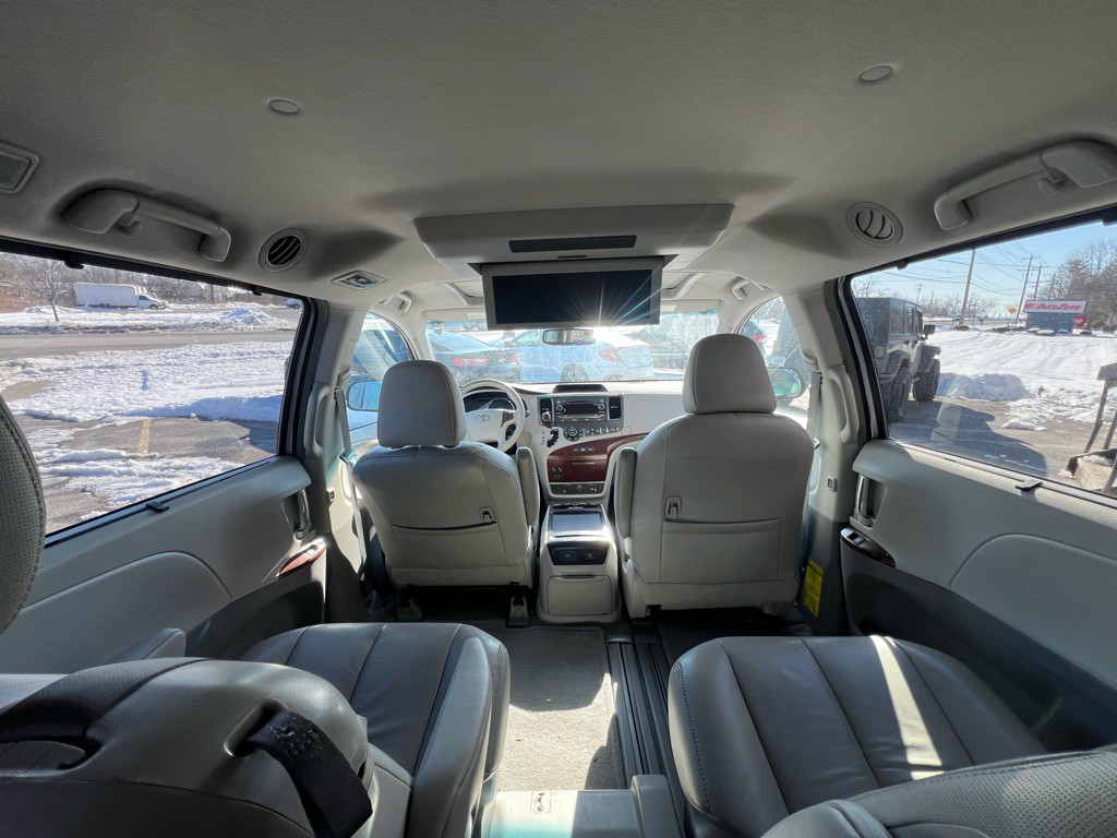 2011 Toyota Sienna Image 10
