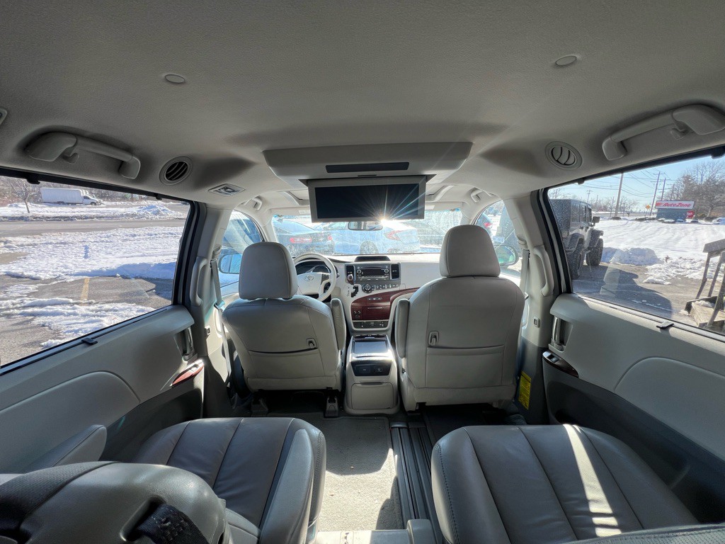 2011 Toyota Sienna Image 11
