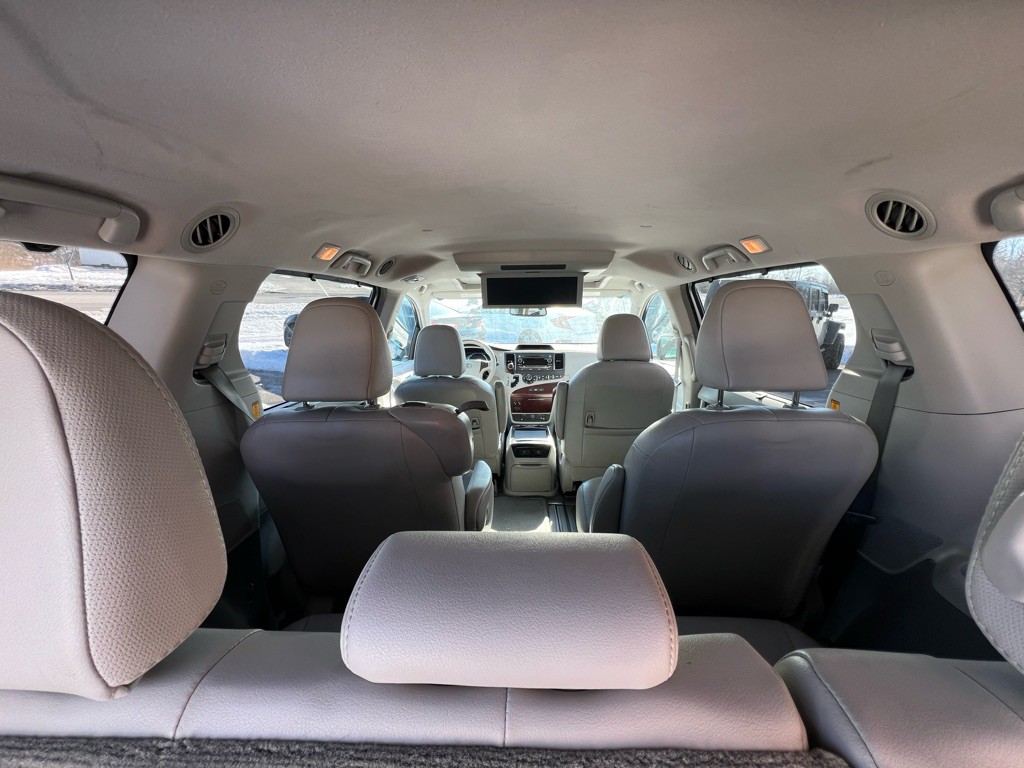 2011 Toyota Sienna Image 12