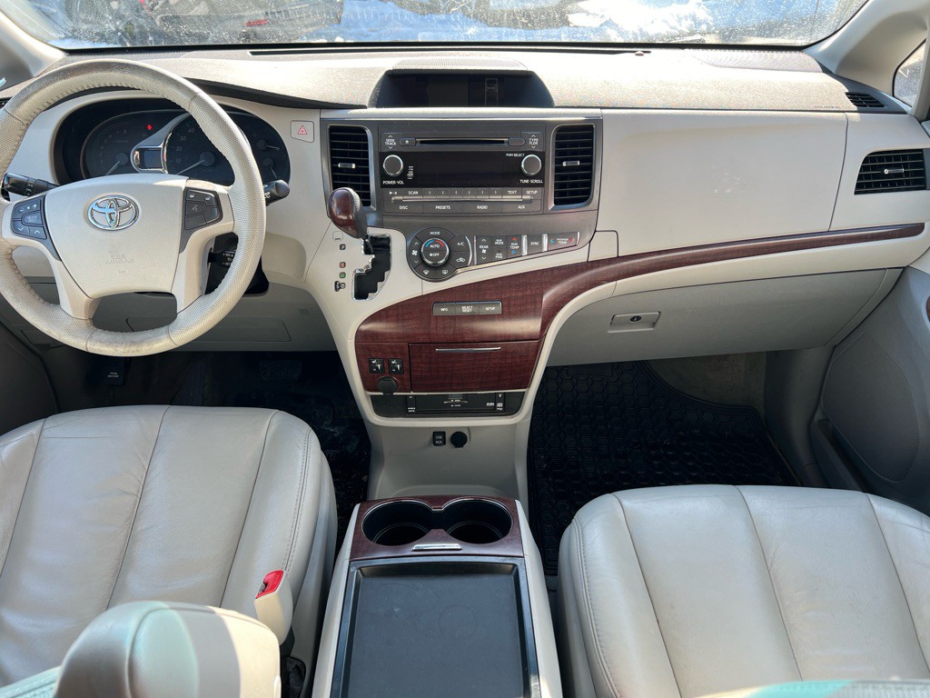 2011 Toyota Sienna Image 13