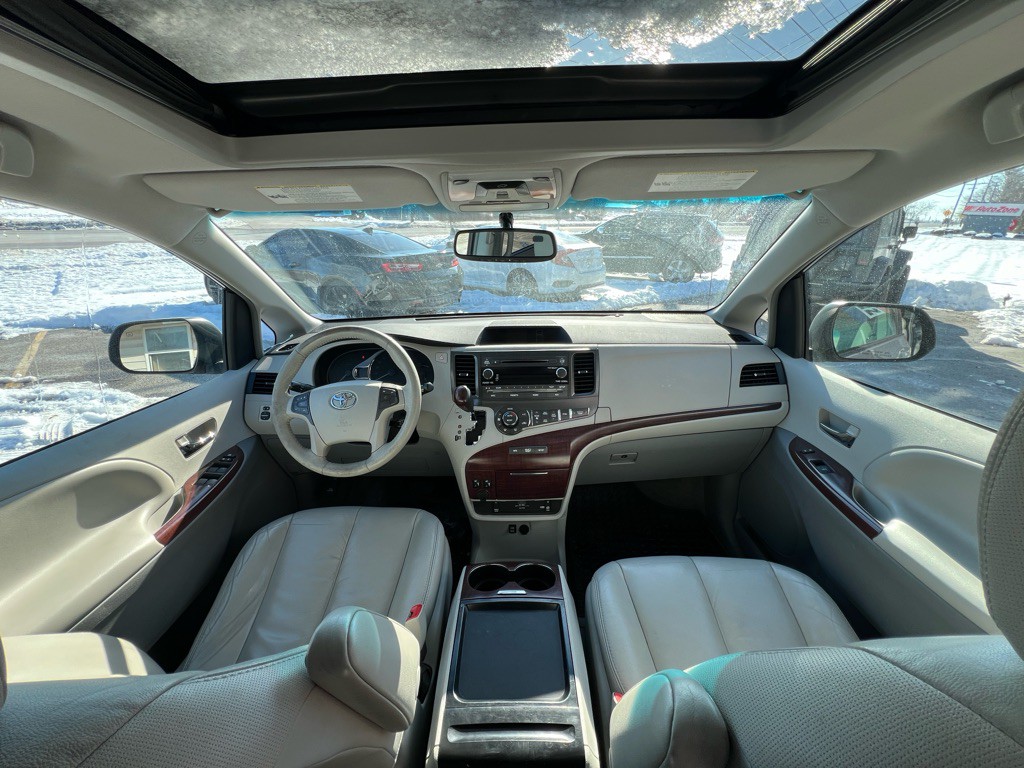 2011 Toyota Sienna Image 14