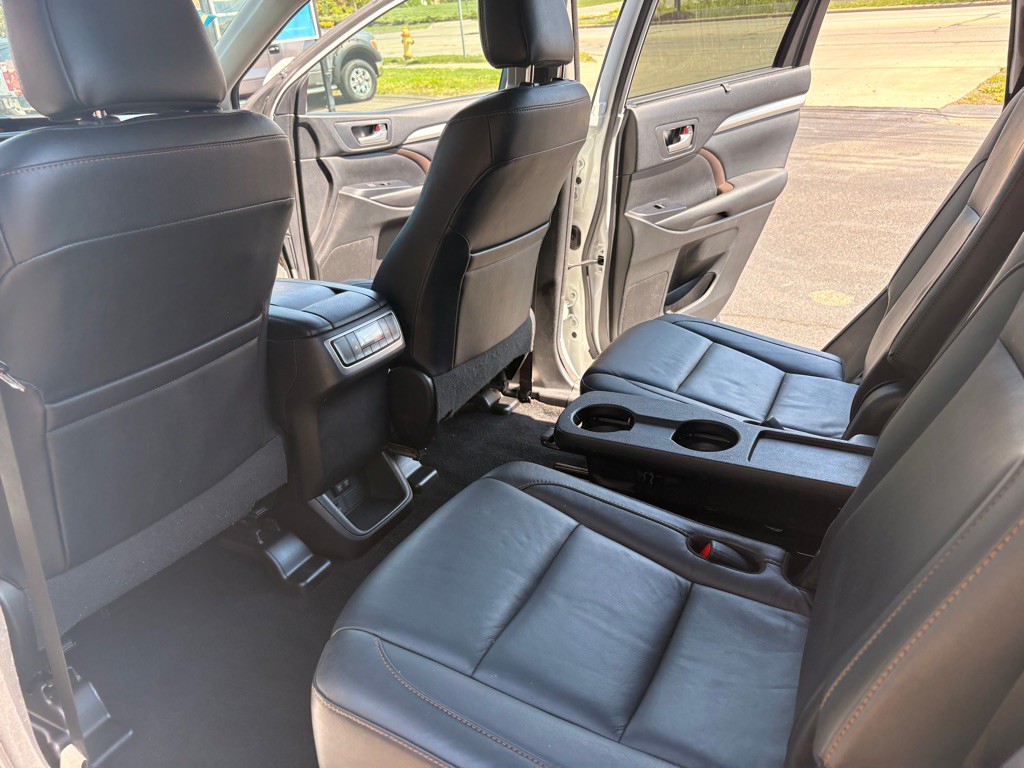 2017 Toyota Highlander Image 10