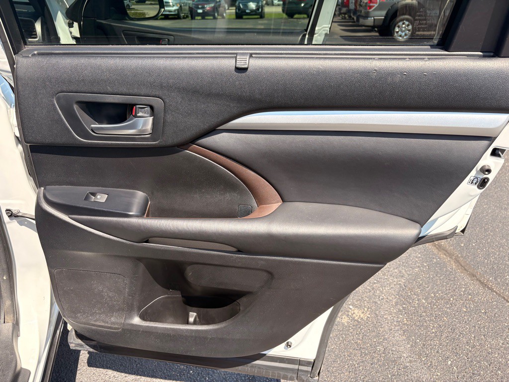2017 Toyota Highlander Image 16