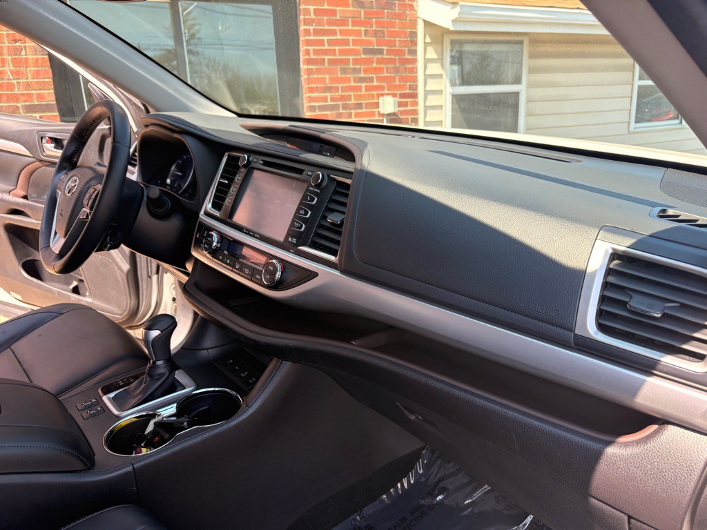 2017 Toyota Highlander Image 17