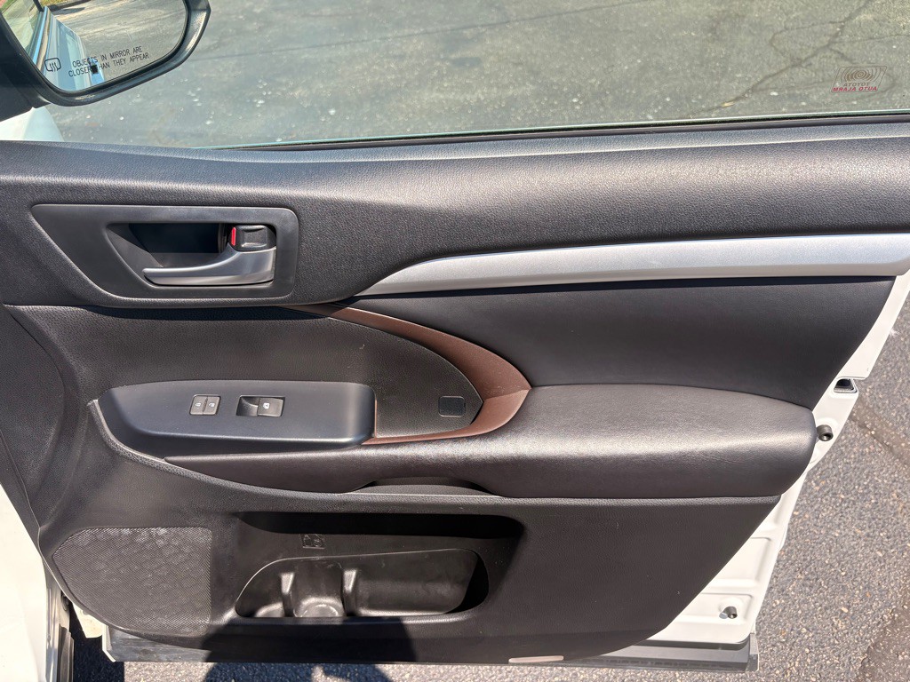 2017 Toyota Highlander Image 19