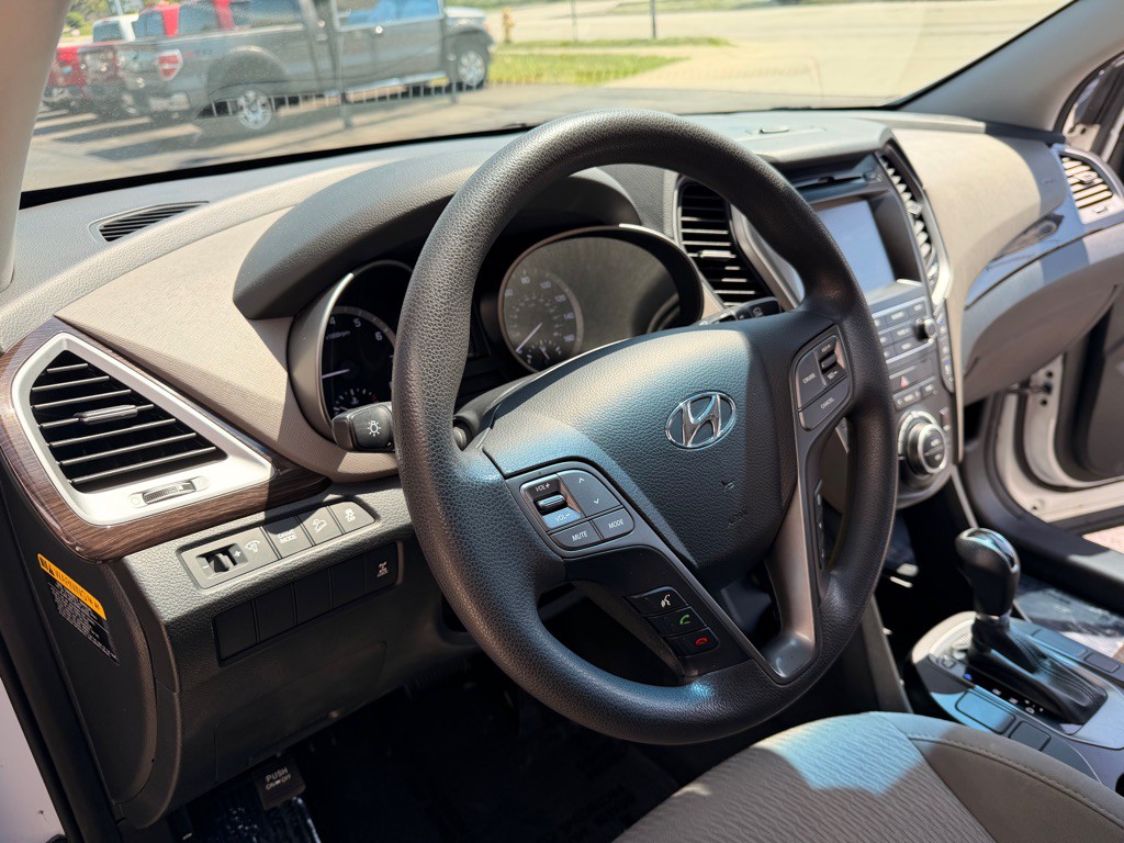 2017 Hyundai Santa Fe Image 8
